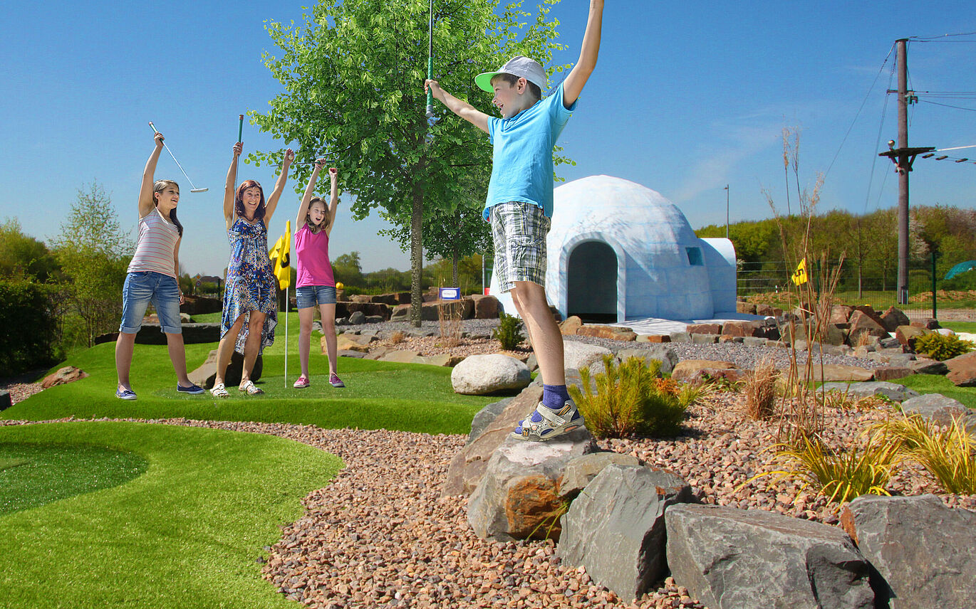 Jubelndes Kind auf Almgolf-Anlage