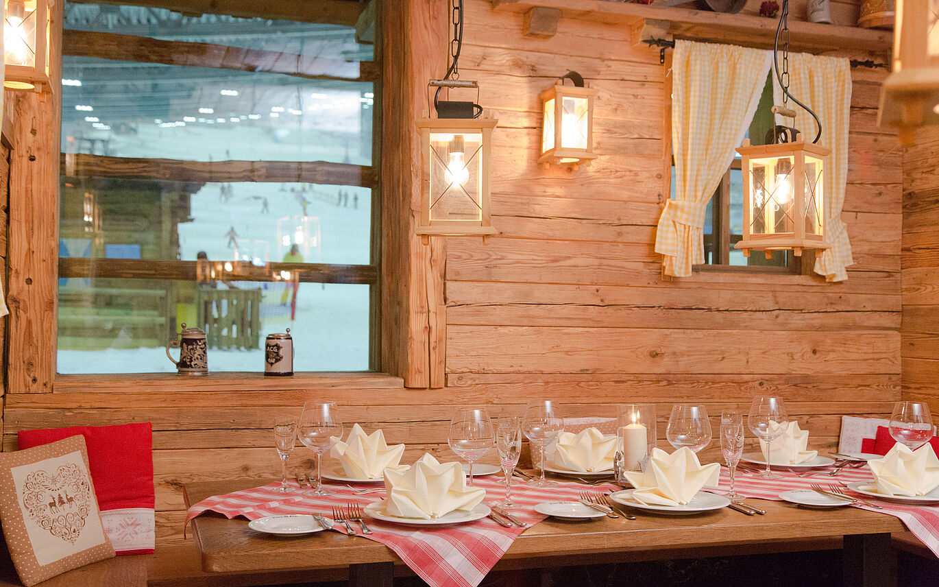 Alpin gedeckter Tisch mit Blick auf die Piste
